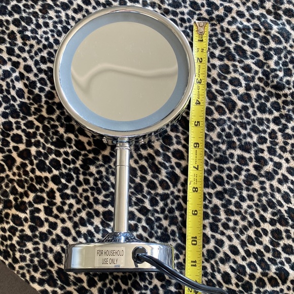 Lighted travel makeup mirror. - Picture 6 of 7